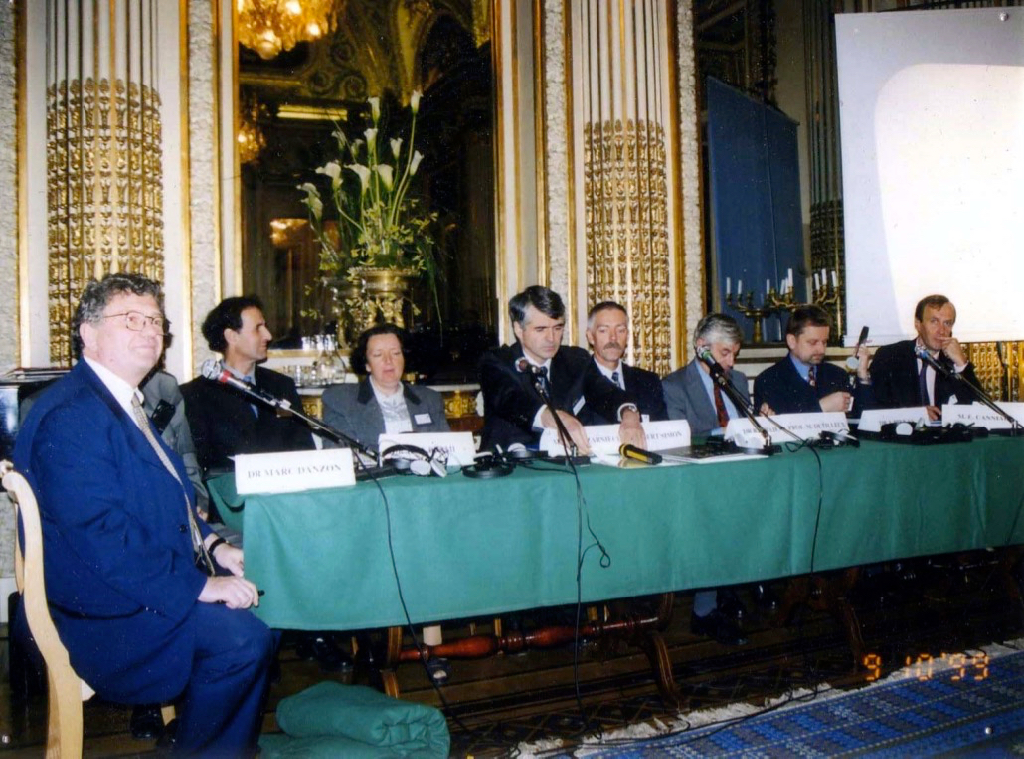 Conférence 1999, Ambassade